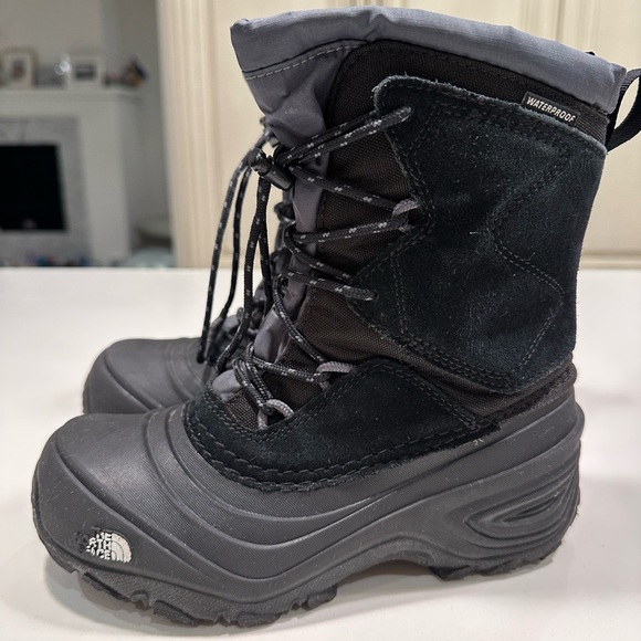 Alpenglow V Waterproof Boots - Youth, Color:
TNF Black - Vanadis Grey, Size 2 - Picture 3 of 14